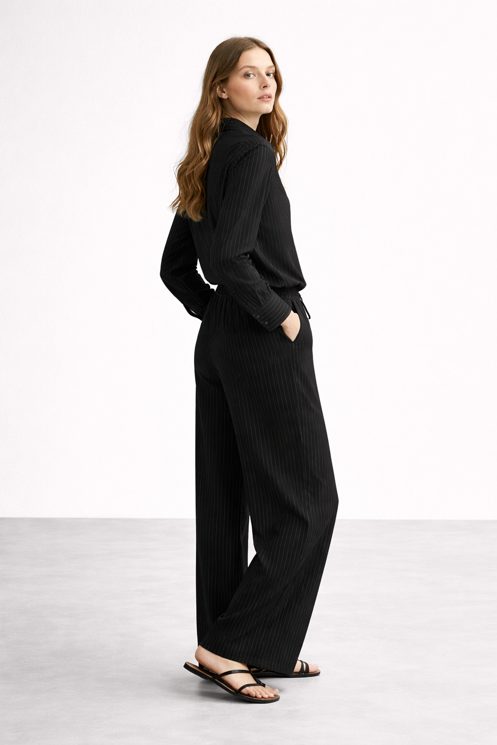 GAZZELLE | Women's Pinstripe Linen Co-Ord Set — Noir Black | طقم منسق محتشم الإمارات