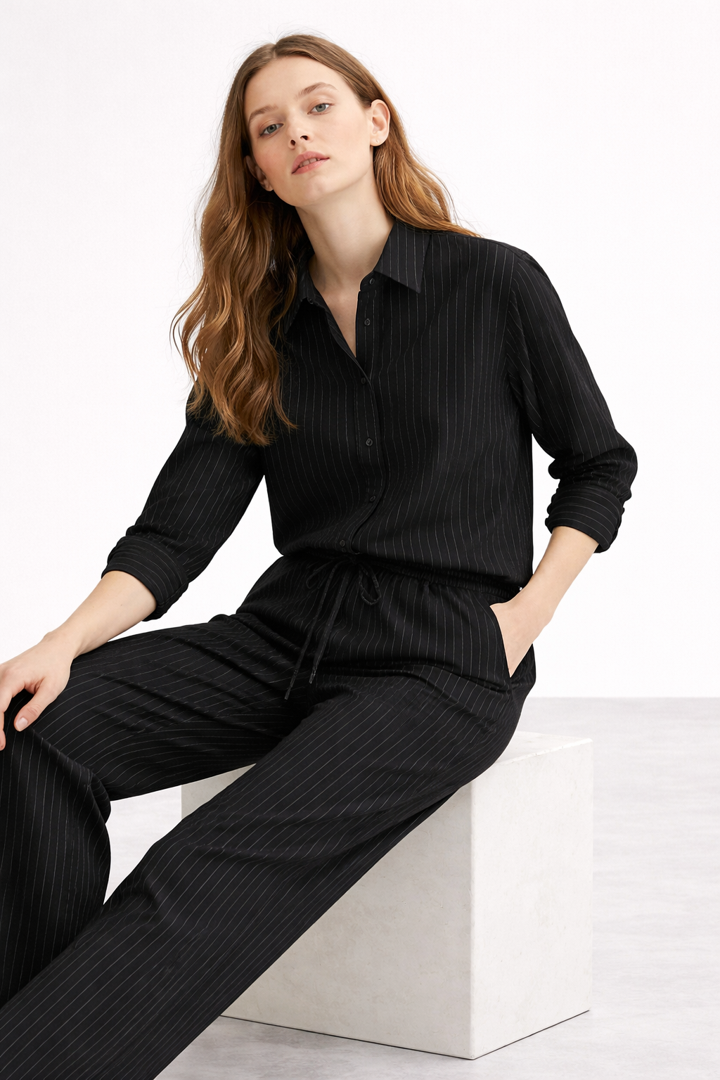 GAZZELLE | Women's Pinstripe Linen Co-Ord Set — Noir Black | طقم منسق محتشم الإمارات