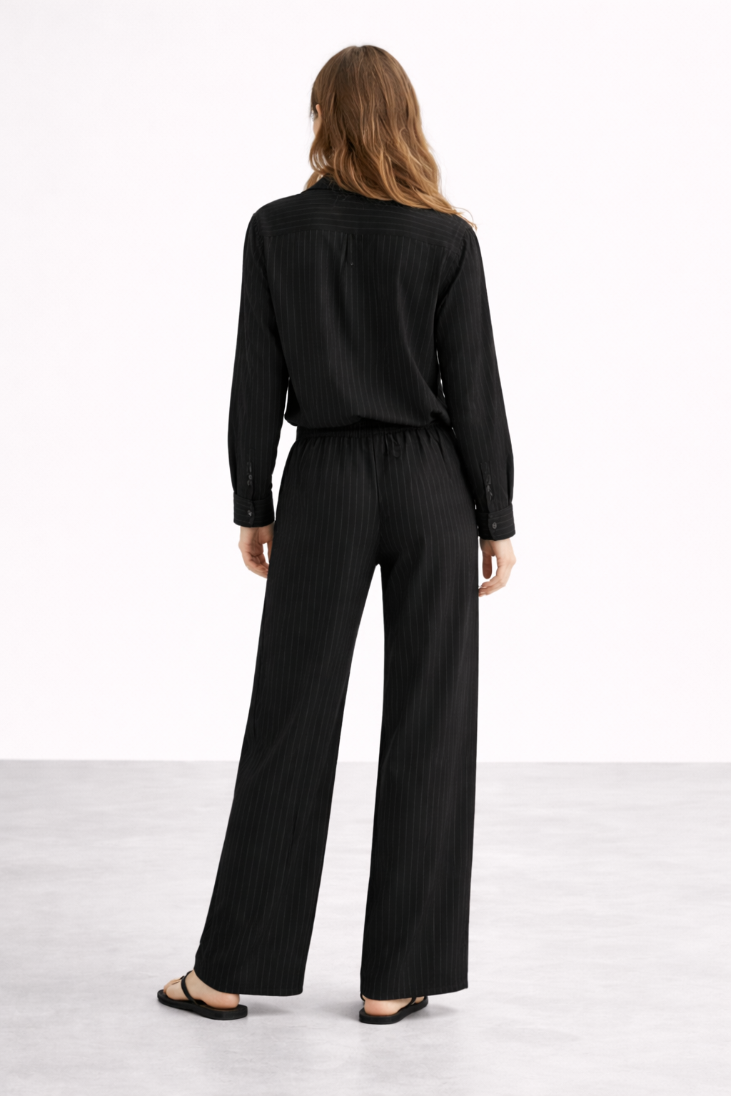 GAZZELLE | Women's Pinstripe Linen Co-Ord Set — Noir Black | طقم منسق محتشم الإمارات
