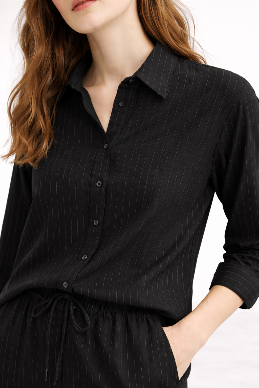 GAZZELLE | Women's Pinstripe Linen Co-Ord Set — Noir Black | طقم منسق محتشم الإمارات